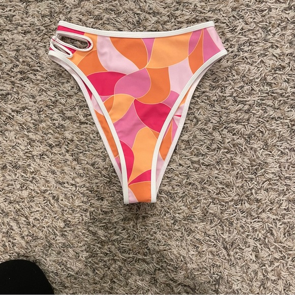 Lovers + Friends Sweet Life Top in Fuchsia Geo XXS - Picture 8 of 14